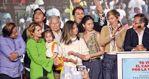 Gustavo Petro celebró en tarima, con toda su familia reunida, el paso a la segunda vuelta. Allí estaban su padre, su esposa, sus hijos y sus nietos, entre otros.