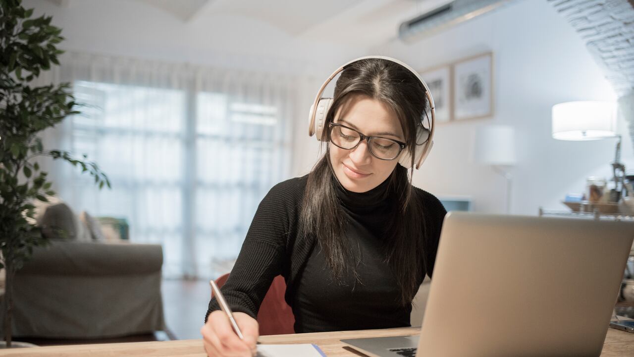 Escribir: si usted es de los que le gusta perderse entre líneas escribiendo poesía, una historia o algún texto y además maneja una buena redacción y ortografía. Entonces, podrá crear un blog, vender ebooks o historias y convertirse en un escritor independiente para trabajar como freelancer.