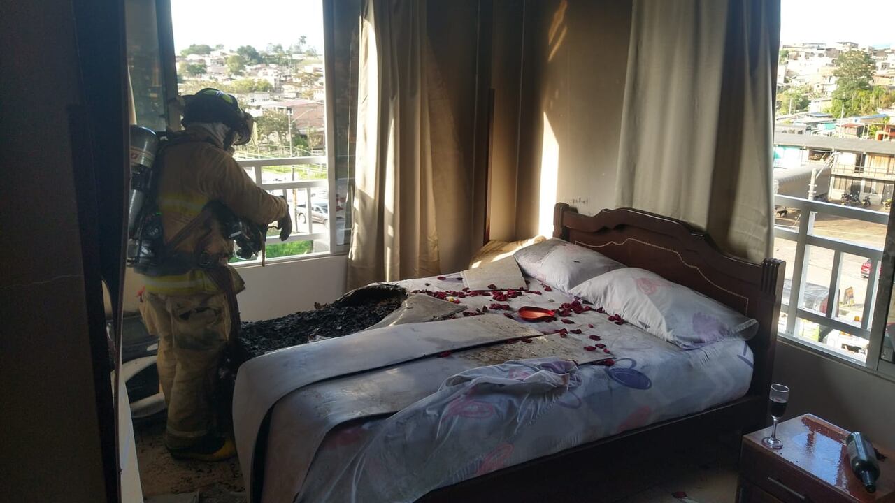 En esta emergencia solo se presentaron los daños al mobiliario y a la estructura del cuarto, indicaron los bomberos.