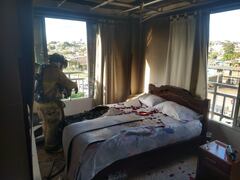 En esta emergencia solo se presentaron los daños al mobiliario y a la estructura del cuarto, indicaron los bomberos.