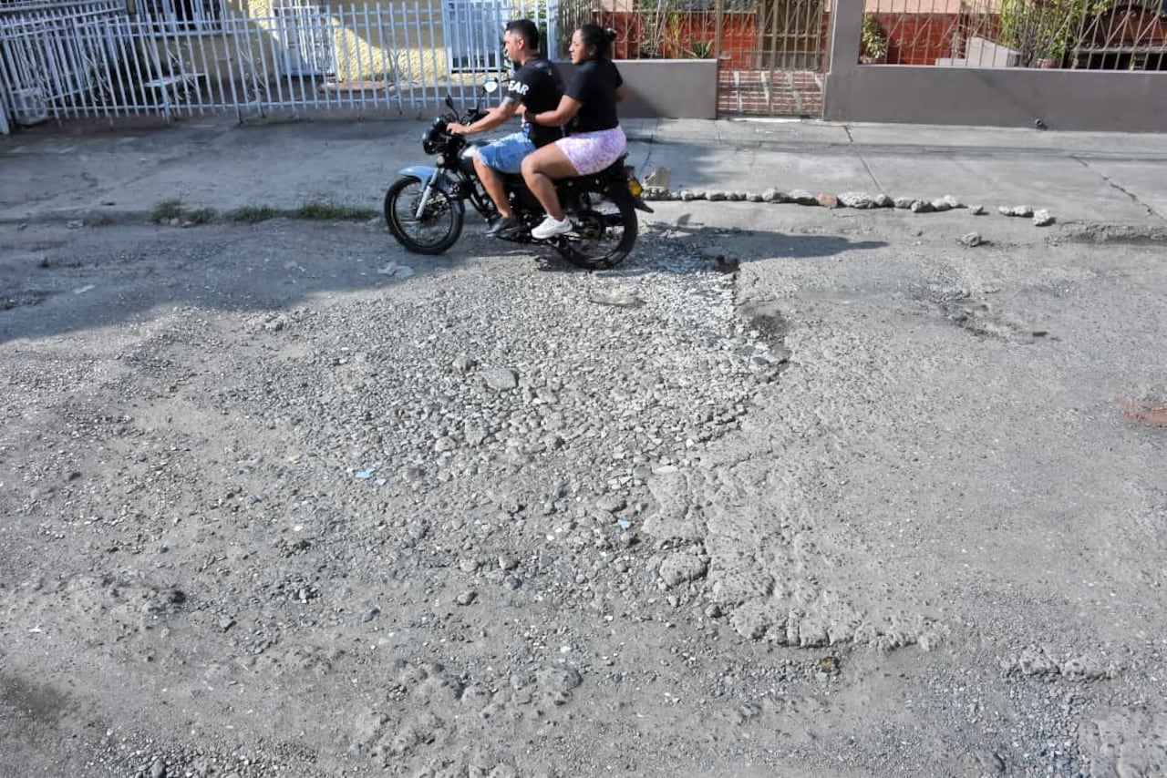 El País Denuncia Vías en mal estado, Barrio Santa Mónica Popular Calle 33F con Cra 24A