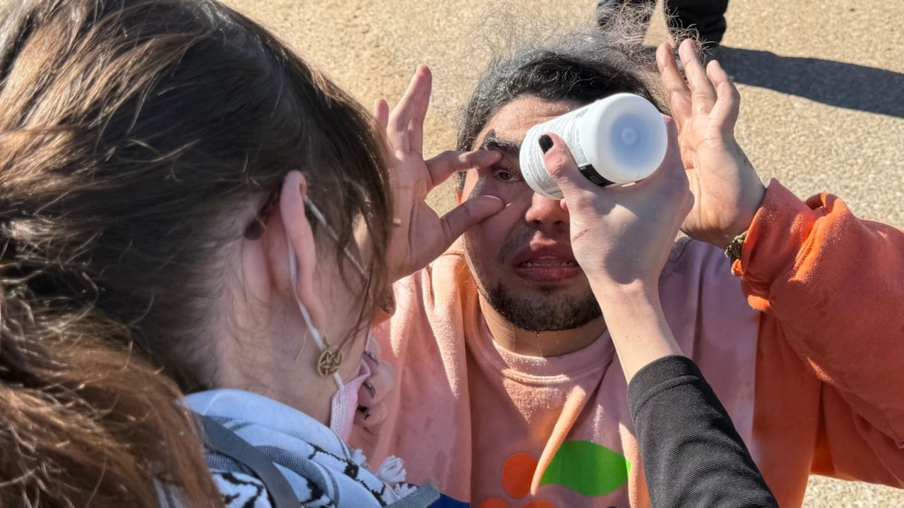 Una mujer atiende a un manifestante que fue atacado con gas lacrimógeno por las fuerzas del orden durante una manifestación y vigilia frente al Centro Residencial Familiar del Sur de Texas en Dilley, Texas, el 28 de enero de 2026. Liam Conejo Ramos, de cinco años, y su padre, Adrián Conejo Arias, solicitantes de asilo ecuatorianos arrestados el 20 de enero en Minneapolis por agentes del ICE, se encuentran retenidos en el centro junto con otras personas detenidas por el ICE.