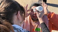 Una mujer atiende a un manifestante que fue atacado con gas lacrimógeno por las fuerzas del orden durante una manifestación y vigilia frente al Centro Residencial Familiar del Sur de Texas en Dilley, Texas, el 28 de enero de 2026. Liam Conejo Ramos, de cinco años, y su padre, Adrián Conejo Arias, solicitantes de asilo ecuatorianos arrestados el 20 de enero en Minneapolis por agentes del ICE, se encuentran retenidos en el centro junto con otras personas detenidas por el ICE.