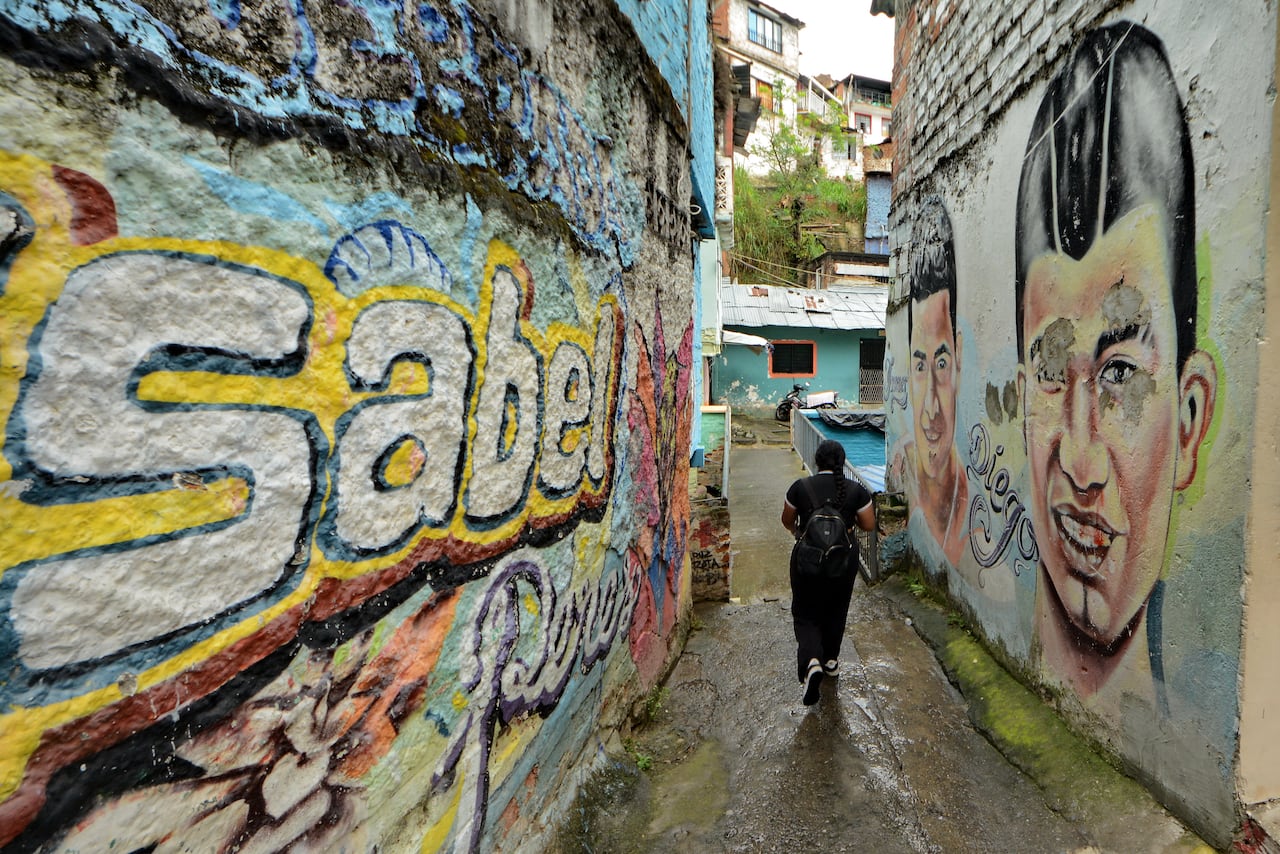 Siloé, en la Comuna 20 de Cali, se ha transformado en un vibrante destino de turismo comunitario, destacando por sus miradores panorámicos (Buena Vista, La Estrella), recorridos en MIO Cable, arte urbano, muralismo y experiencias de café local. Rutas organizadas ofrecen inmersión en la cultura popular, historia de superación y salsa