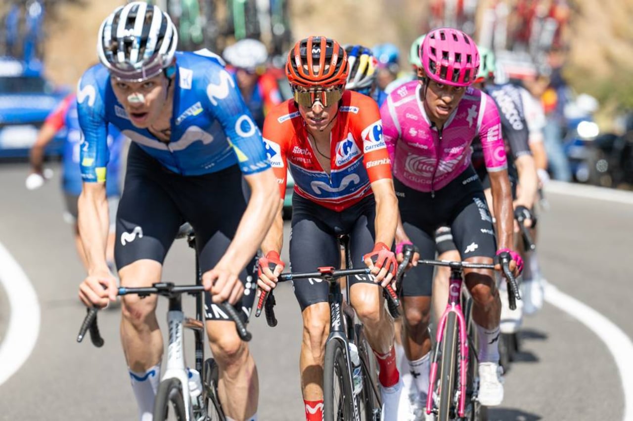 Enric Mas (camiseta roja) es el líder de la Vuelta de España 2026.