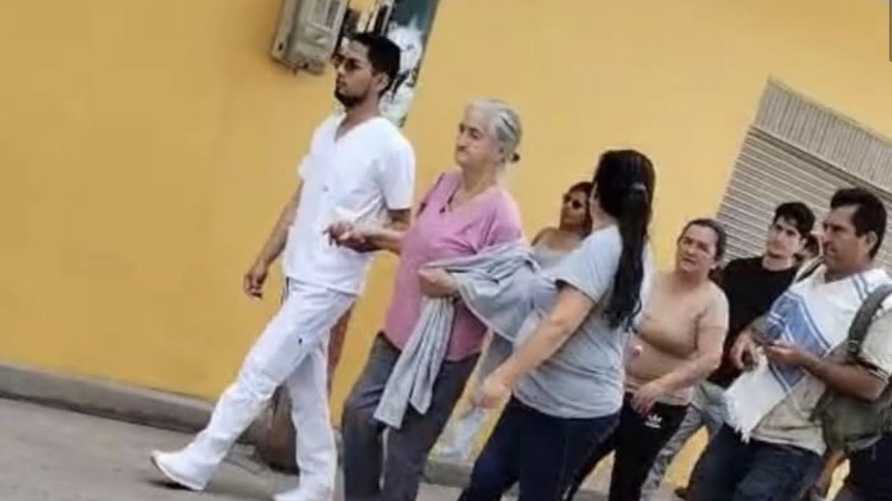 El flujo de desplazados, que inicialmente se concentró en el coliseo municipal, continúa en aumento mientras los habitantes de veredas como Tambillo de Bravos, Pueblo Viejo Parapetos y El Arenal huyen del fuego cruzado para salvaguardar sus vidas.