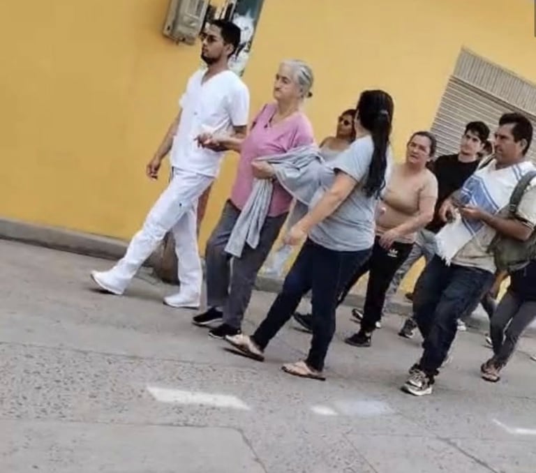 El flujo de desplazados, que inicialmente se concentró en el coliseo municipal, continúa en aumento mientras los habitantes de veredas como Tambillo de Bravos, Pueblo Viejo Parapetos y El Arenal huyen del fuego cruzado para salvaguardar sus vidas.
