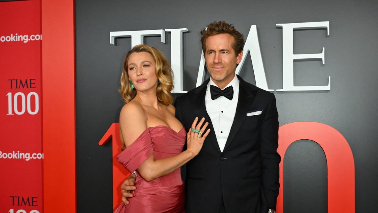 Blake Lively y Ryan Reynolds salieron a cenar con sus parejas: ella con Penn Badgley y él con Scarlett. Un año después, ya separados de ellos, se ennoviaron.