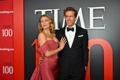 Blake Lively y Ryan Reynolds salieron a cenar con sus parejas: ella con Penn Badgley y él con Scarlett. Un año después, ya separados de ellos, se ennoviaron.