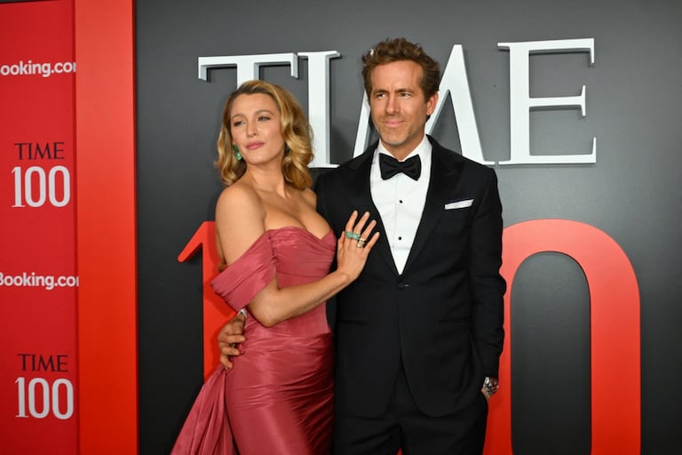 Blake Lively y Ryan Reynolds salieron a cenar con sus parejas: ella con Penn Badgley y él con Scarlett. Un año después, ya separados de ellos, se ennoviaron.
