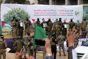 La gente aplaude mientras militantes palestinos de Hamás liberan a rehenes israelíes en el escenario de Nuseirat, en el centro de la Franja de Gaza, como parte de la séptima liberación de rehenes y prisioneros el 22 de febrero de 2025.