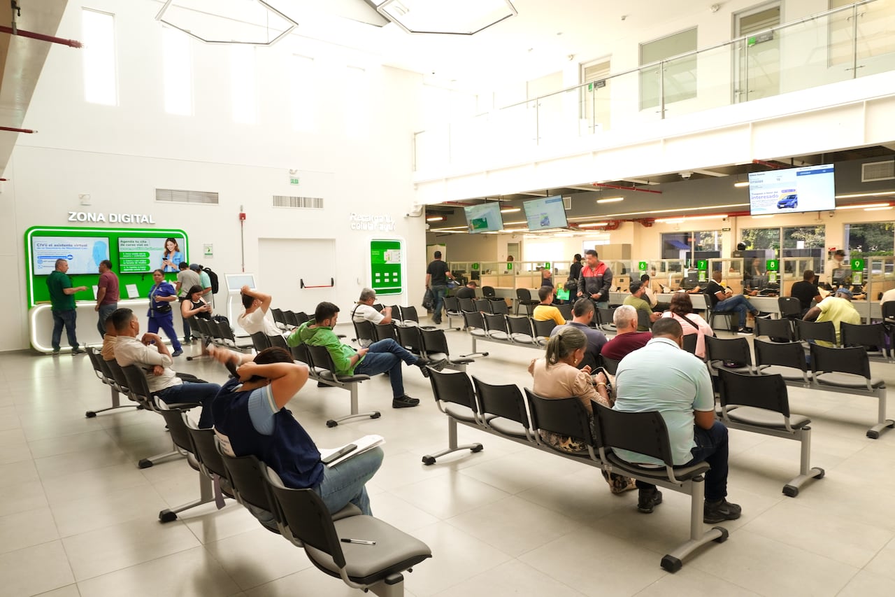 Las amplias instalaciones de atención cuentan con módulos de servicio presencial, salas de espera y una moderna Zona Digital.