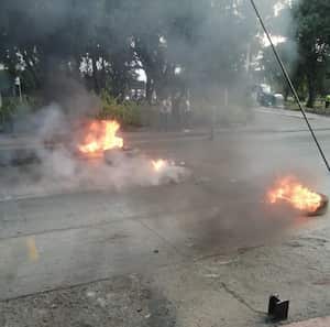 La comunidad quemó llantas en la vía para no dejar pasar los vehículos.
