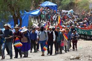 María Veizaga, médica del hospital local, dijo que 13 personas, entre ellas 12 policías, habían sido atendidas por heridas tras los enfrentamientos en una zona donde los partidarios de Morales han estado bloqueando carreteras durante dos semanas para evitar su posible arresto.