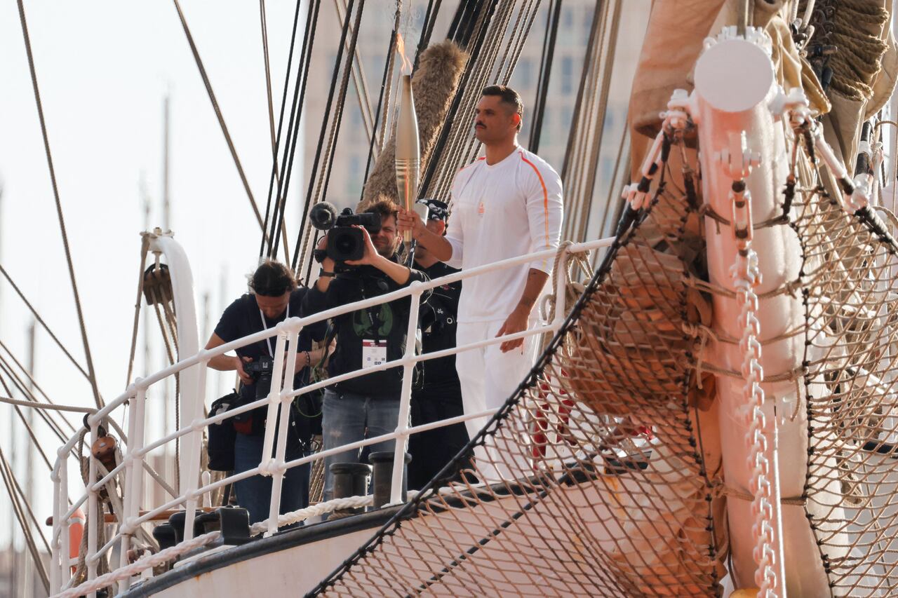 Florent Manaudou, originario de Marsella, inició los relevos de la llama, pasando el fuego a la campeona paralímpica de atletismo Nantenin Keita, hija del músico maliense Salif Keita y que después se la transmitió a una estrella francesa del rap, el marsellés Jul, que encendió el pebetero situado en el mismo puerto.