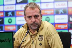 Flick habló por primera vez de la polémica por la inscripción de sus jugadores.