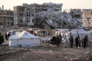 Los palestinos desplazados instalaron tiendas de campaña cerca de edificios destruidos durante el bombardeo israelí en Khan Yunis, en el sur de la Franja de Gaza.