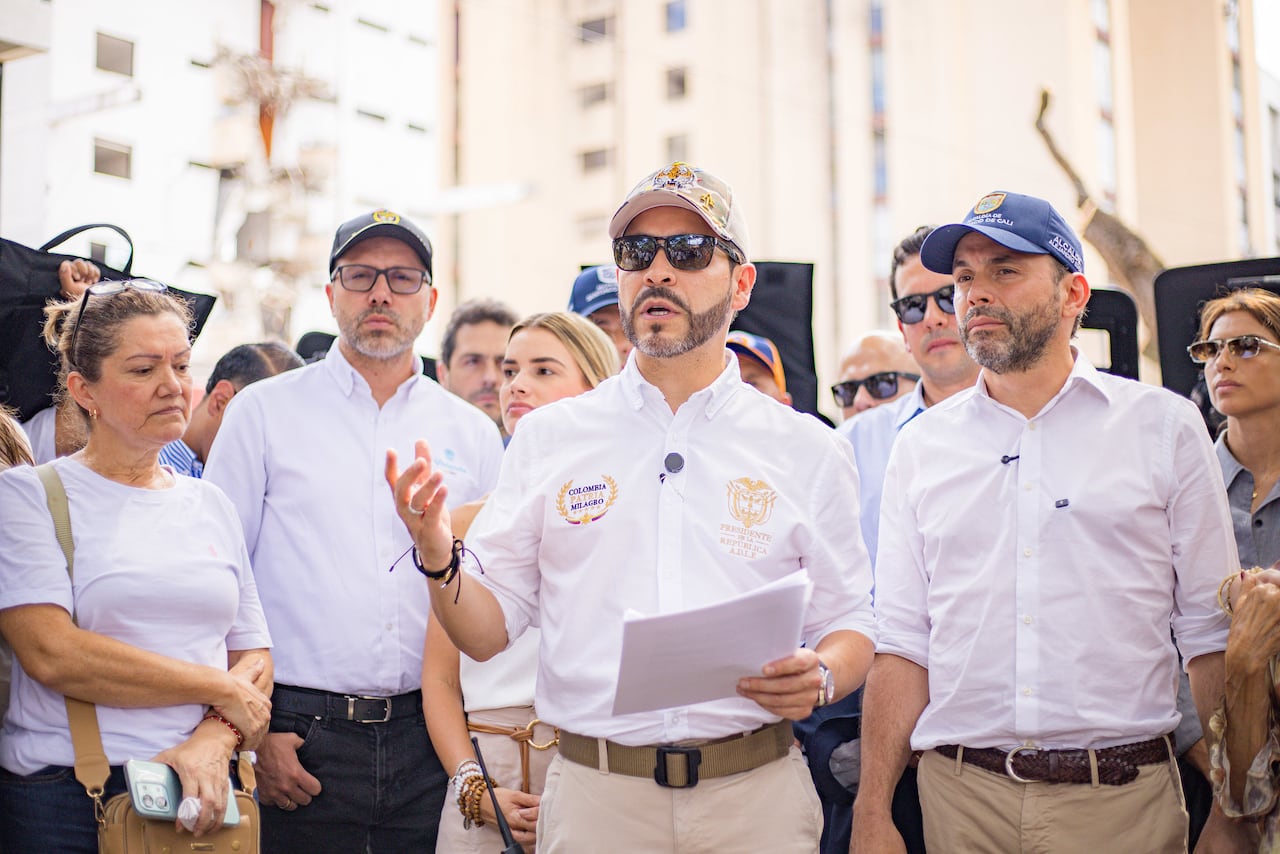 El presidente Abelardo De La Espriella durante su visita al barrio Cuarto de Legua en Cali.
