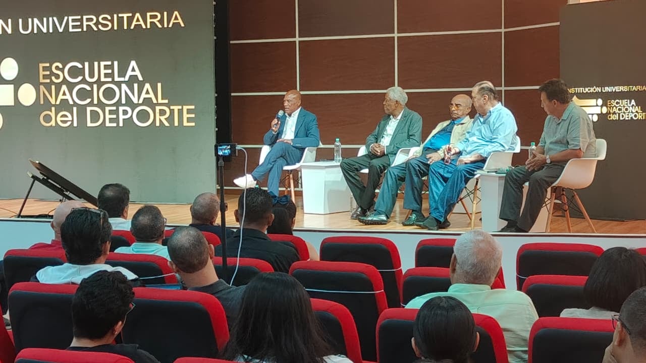 Homenaje al profesor DT Francisco Maturana por parte de la Escuela Nacional del Deportes. Foto José L Guzmán. EL País
