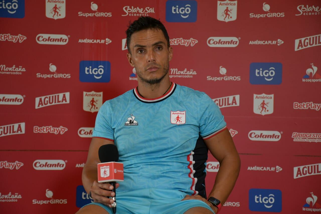 Lucas González, técnico del América de Cali en rueda de prensa.