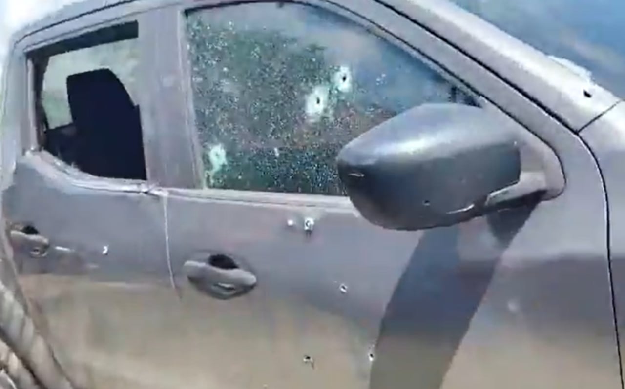 Así quedó el carro de la Policía atacado con armas largas.