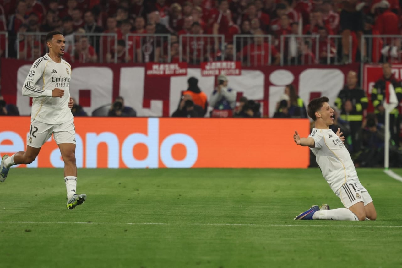 El centrocampista turco del Real Madrid, Arda Güler (derecha), número 15, celebra el gol del 1-2 con su compañero, el defensa inglés del Real Madrid, Trent Alexander-Arnold (izquierda), número 12, durante el partido de vuelta de los cuartos de final de la Liga de Campeones de la UEFA entre el FC Bayern de Múnich y el Real Madrid en Múnich, al sur de Alemania, el 15 de abril de 2026.