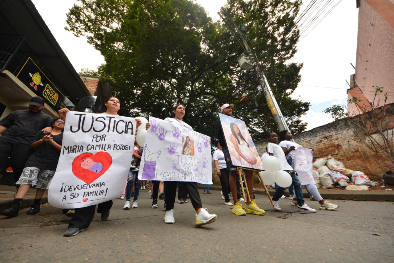 Cientos de personas recorrieron las calles de Cali para exigir justicia por el asesinato de María Camila Potosí y respuestas sobre el paradero de su bebé.