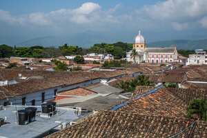 Recorrido Semana Santa en Buga Catedral de San Pedro Basilica del Señor de los Milagros 
Iglesia fieles creyentes sacerdote feligreses artículos religiosos  
Fotos Daniel Jaramillo
