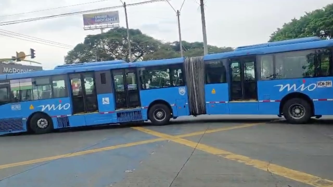 El bus articulado del MÍO impactó en contra de las barandas ubicadas en el ingreso peatonal de la estación Guadalupe.