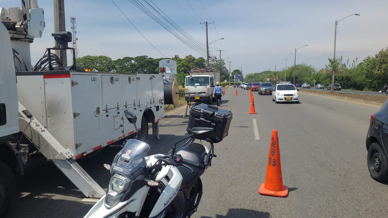 Emcali adelanta labores de retiro de postes en la Vía Panamericana.
