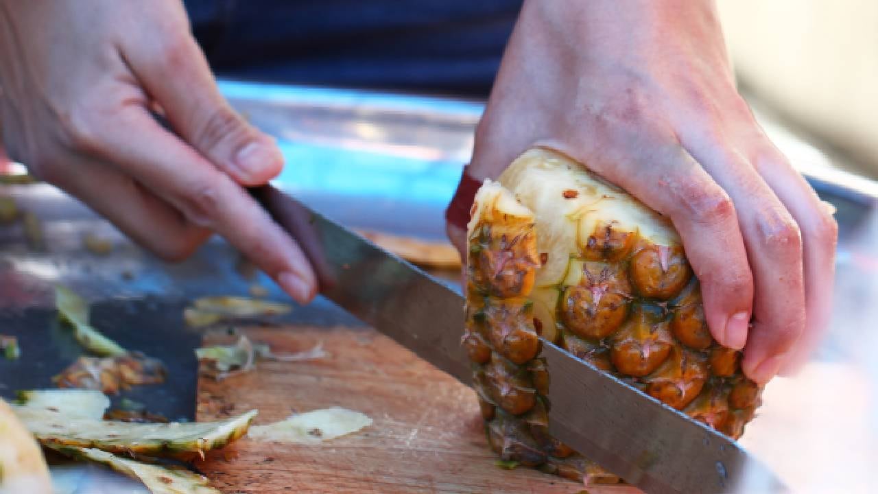 Expertos indican que la cáscara de la piña contiene oxalato de calcio, enzima de bromelina, fibra, celulosa y pentosa. Foto: Getty Images.