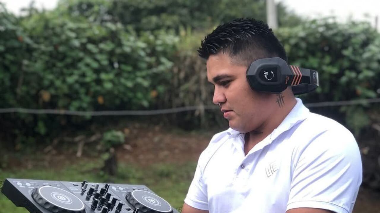 David Acosta era un reconocido disyóquey del sur del departamento del Cauca y murió en medio de un acto de intolerancia registrado en un billar de la zona rural de Argelia, Cauca.