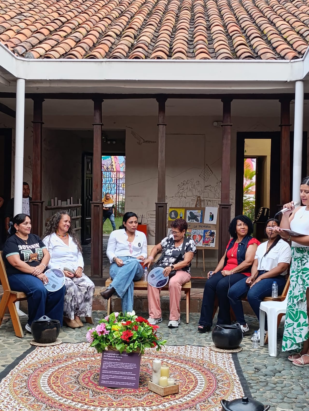 En el conversatorio, las mujeres hablaron sobre sus vivencias. De izquierda a derecha: Maryluz Chicaiza, Ana Daiba Palacios, Natalia Restrepo, Ana María Bermúdez, Gloria García y Dufay García.