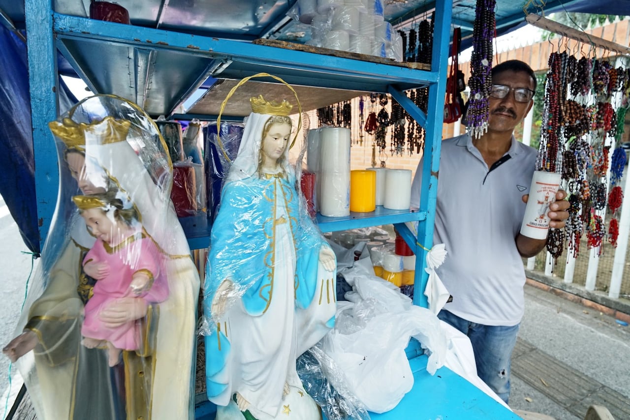 Más que vender, muchos comerciantes escuchan, aconsejan y acompañan a sus clientes. En cada compra hay una historia: promesas, agradecimientos y búsquedas de consuelo que se repiten a diario. Foto Jorge Orozco, El País