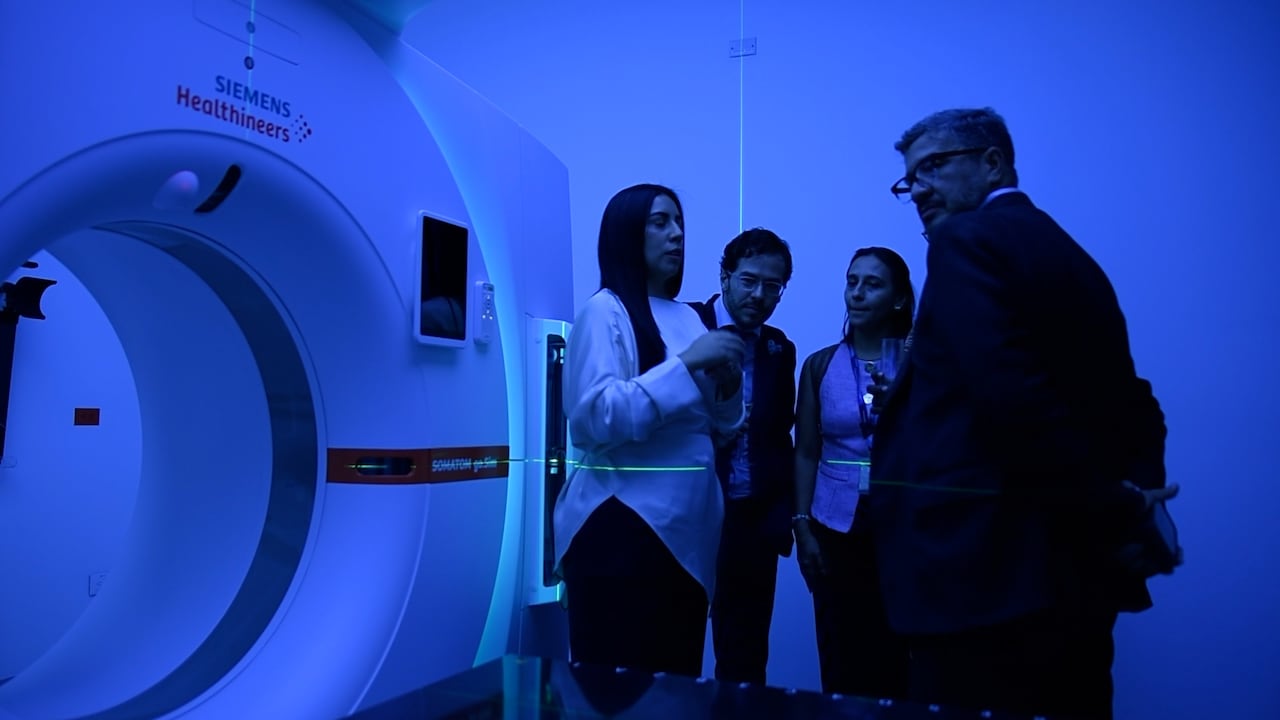 Gracias a la precisión de la dosis y al seguimiento del movimiento, el Radixact X9 busca minimizar los riesgos de efectos adversos y evitar la irradiación accidental de los tejidos sanos que rodean al tumor.(Colprensa - Cristian Bayona)
