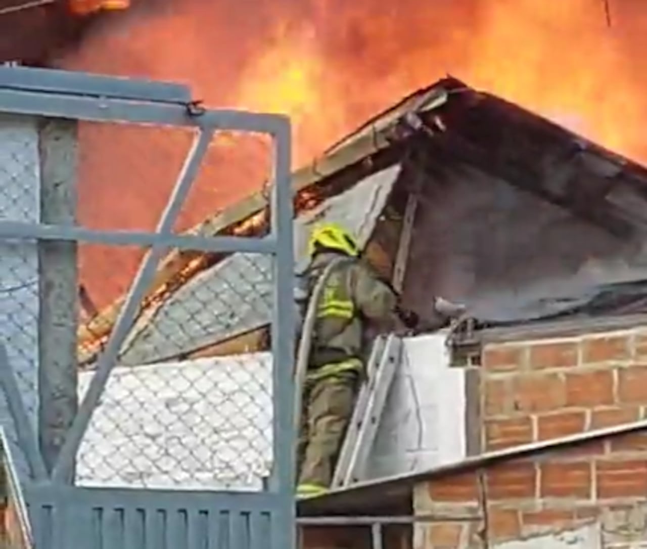 Los bomberos trabajaban por extinguir las llamas.