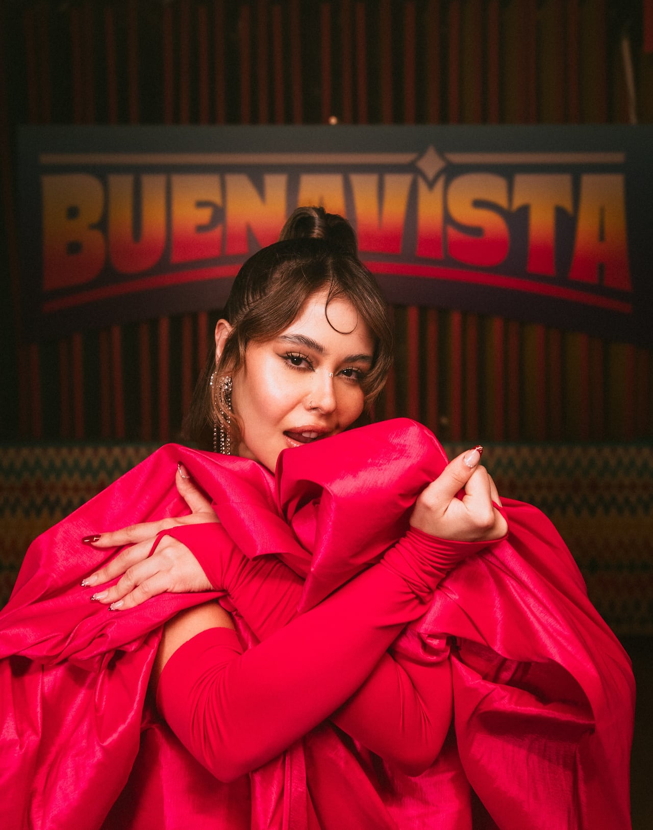 En la playlist empoderadora de Juliana están temas como El Achantado y La Pista, sobre superación emocional, y Cara de Idiota (feat con Las Villa), que cuestiona los estereotipos y las falsas promesas en las relaciones.