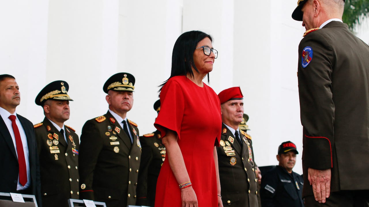 Militares y policías venezolanos juraron "lealtad y subordinación absoluta" a Delcy Rodríguez, la presidenta encargada de Venezuela.