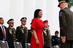 Militares y policías venezolanos juraron "lealtad y subordinación absoluta" a Delcy Rodríguez, la presidenta encargada de Venezuela.