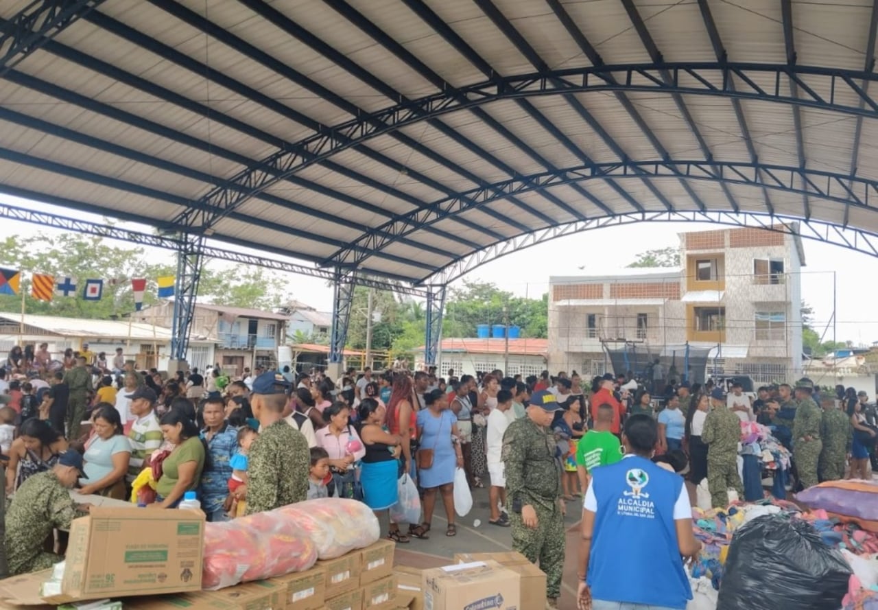 Los ciudadanos se congregaron en el coliseo del casco urbano de Santa Genoveva de Docordó para recibir atención médica, ayudas humanitarias y ropa. La actividad estuvo acompañada por los voluntarios y los infantes de marina.