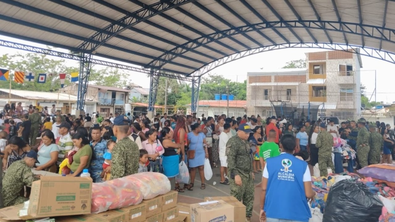 Los ciudadanos se congregaron en el coliseo del casco urbano de Santa Genoveva de Docordó para recibir atención médica, ayudas humanitarias y ropa. La actividad estuvo acompañada por los voluntarios y los infantes de marina.