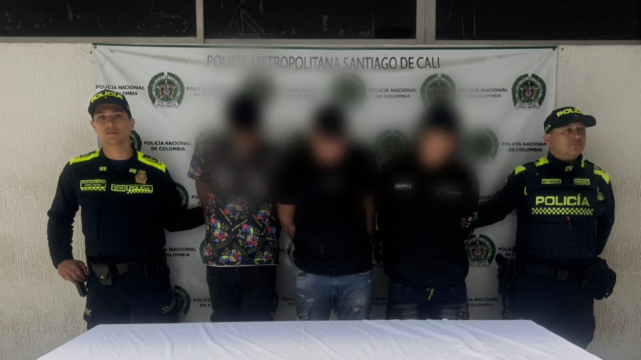 Tras ser detenidos, los tres hombres de 18 y 28 años de edad, fueron dejados a disposición de la Fiscalía General de la Nación.