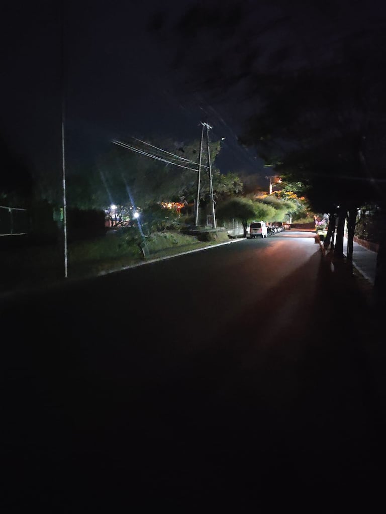 Varias luminarias presentan fallas en este sector de Valle del Lili, según reportaron residentes a El País.
