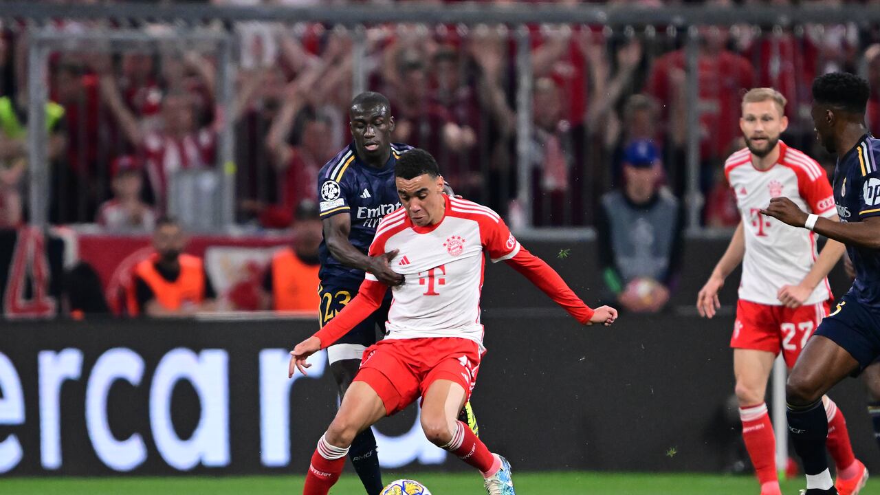 Ferland Mendy, del Real Madrid, izquierda, disputa el balón con Jamal Musiala del Bayern durante el partido de ida de la semifinal de la Liga de Campeones entre el Bayern de Múnich y el Real Madrid en el Allianz Arena de Múnich, Alemania, el martes 30 de abril de 2024. (Foto AP/ Cristian Bruna)