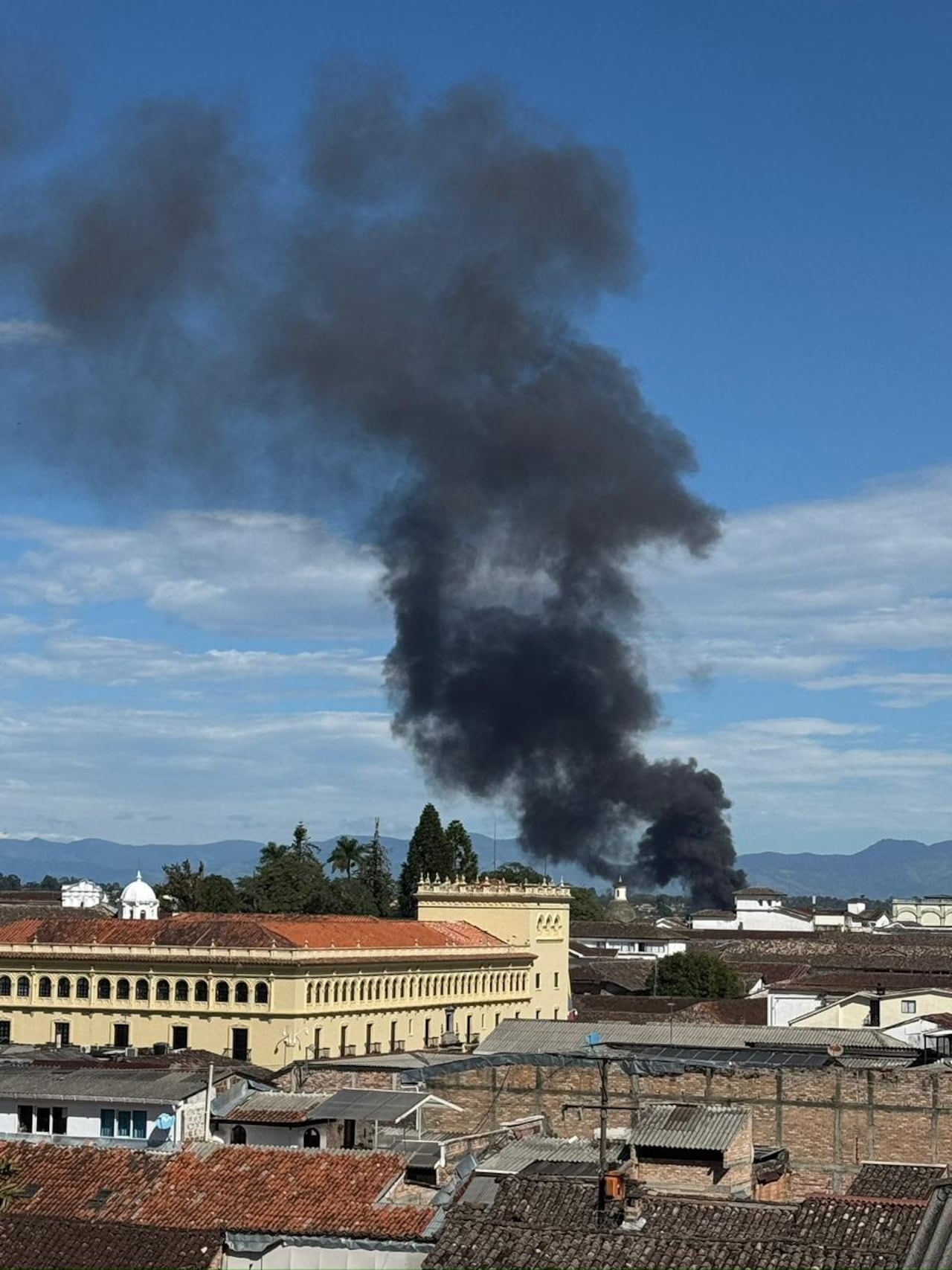 Bomberos de la capital del Cauca buscan contrarrestar un gigantesco incendio estructural al occidente de la ciudad.