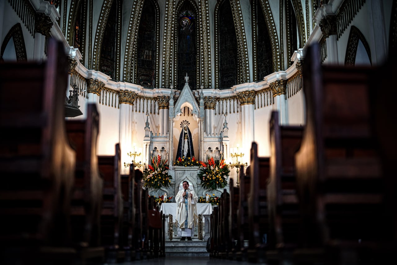 La emblemática iglesia La Ermita en Cali, Colombia, fue blanco de un acto de vandalismo el 6 de mayo de 2026. Un hombre ingresó violentamente, destruyendo varias imágenes religiosas y causando daños materiales, lo que la Arquidiócesis calificó como una "dolorosa profanación". Pero además la iglesia presenta un deterioro muy grave que se ha ido acrecentando a través de los años y requiere acciones urgentes. Foto: Jorge Orozco.