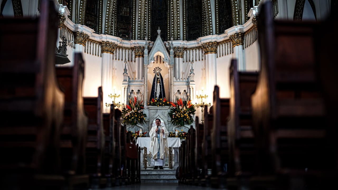 La emblemática iglesia La Ermita en Cali, Colombia, fue blanco de un acto de vandalismo el 6 de mayo de 2026. Un hombre ingresó violentamente, destruyendo varias imágenes religiosas y causando daños materiales, lo que la Arquidiócesis calificó como una "dolorosa profanación". Pero además la iglesia presenta un deterioro muy grave que se ha ido acrecentando a través de los años y requiere acciones urgentes. Foto: Jorge Orozco.