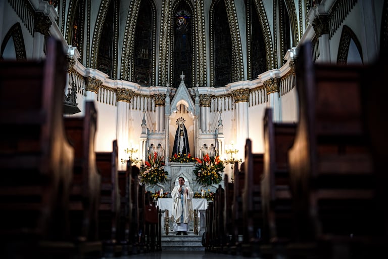 La emblemática iglesia La Ermita en Cali, Colombia, fue blanco de un acto de vandalismo el 6 de mayo de 2026. Un hombre ingresó violentamente, destruyendo varias imágenes religiosas y causando daños materiales, lo que la Arquidiócesis calificó como una "dolorosa profanación". Pero además la iglesia presenta un deterioro muy grave que se ha ido acrecentando a través de los años y requiere acciones urgentes. Foto: Jorge Orozco.