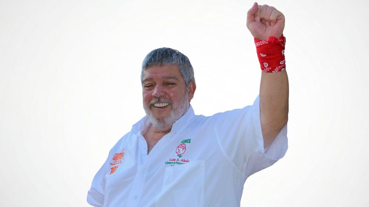 Luis Alberto Albán es licenciado en Ciencias de la Educación con especialidad en Ciencias Sociales por la Universidad Santiago de Cali y máster en Ciudad y Urbanismo de la Universitat Oberta de Catalunya.