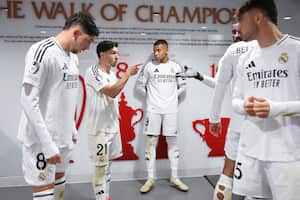 Kylian Mbappé mira junto a sus compañeros Federico Valverde, Brahim Díaz y Raúl Asencio en el túnel de vestuarios durante el descanso del partido de la UEFA Champions League 2024/25 Liga Fase MD5 entre el Liverpool FC y el Real Madrid C.F. en Anfield el 27 de noviembre de 2024 en Liverpool, Inglaterra.